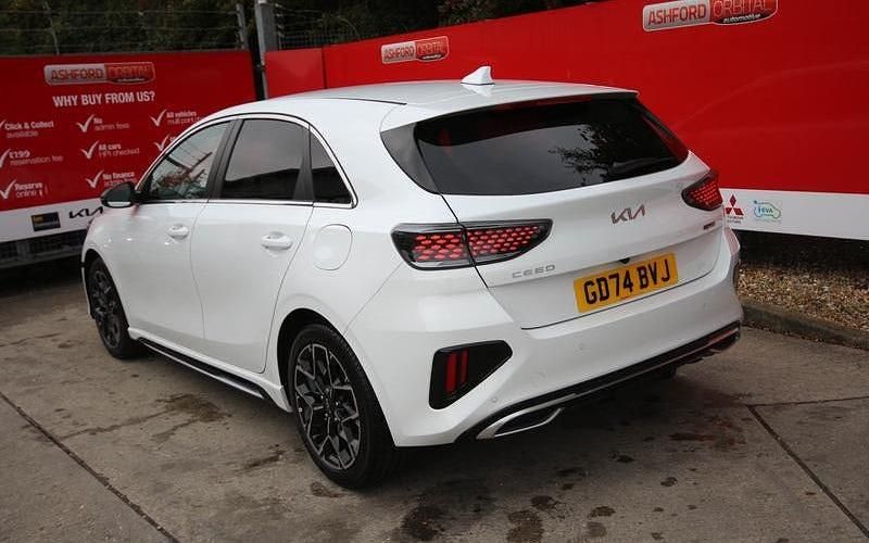 Usado Kia Ceed GT-Line 140 HP (102 kW) 2024 Branco Citadino