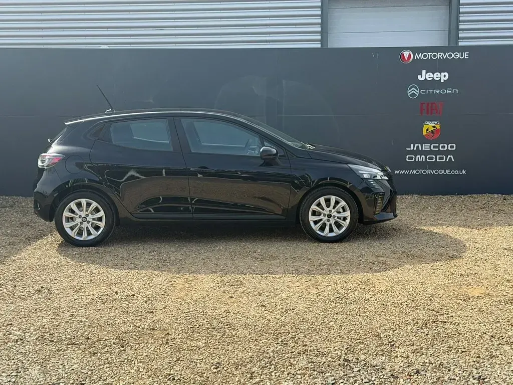 Used Renault Clio V Evolution 143 HP (105 kW) 2024 Diamond black  Hatchback