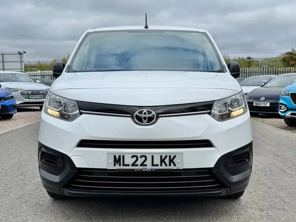 Used Toyota Proace Active 100 HP (73 kW) 2022 White MPV