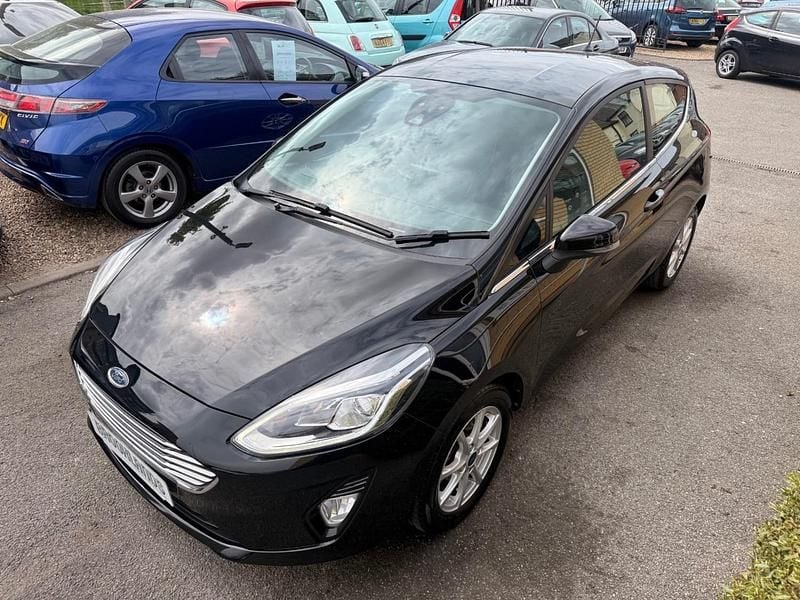 Usado Ford Fiesta Zetec 70 HP (51 kW) 2018 Preto Citadino