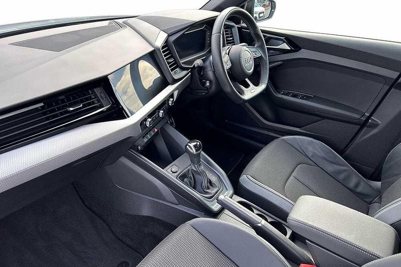 Begagnad Audi A1 Black Edition 150 HK (110 kW) 2023 Grå SUV