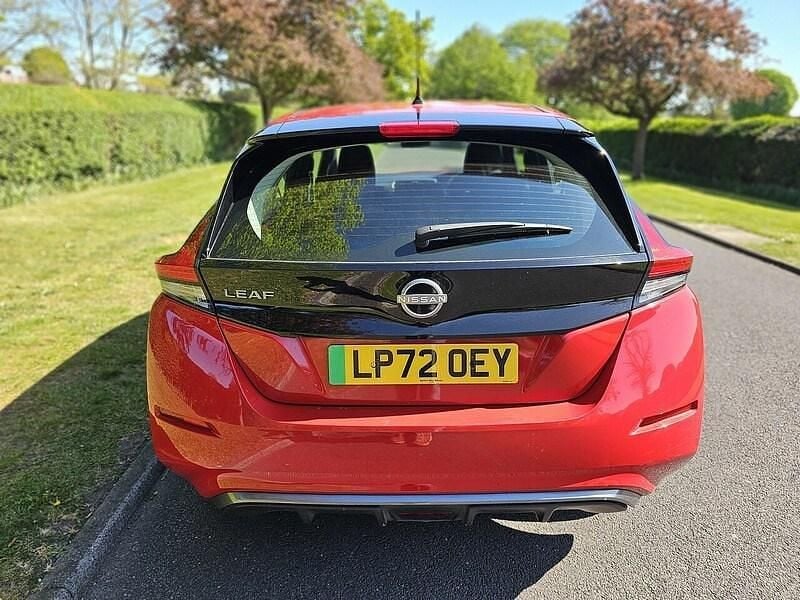 Begagnad Nissan Leaf Acenta 110 kW (150 HK) 2022 Röd Halvkombi