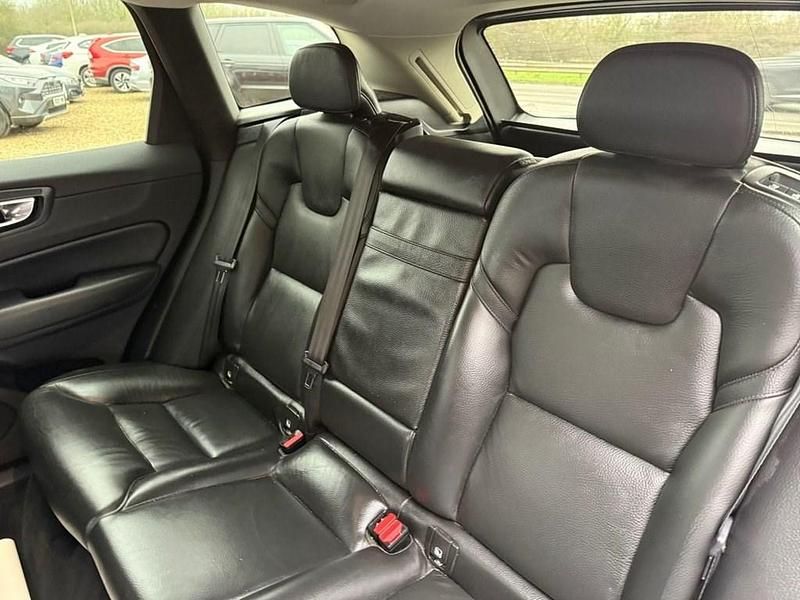 Used Volvo XC60 190 HP (139 kW) 2019 Red SUV