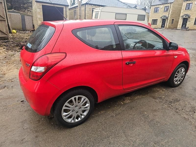 Used Hyundai i20 Classic 77 HP (56 kW) 2009 Red Hatchback