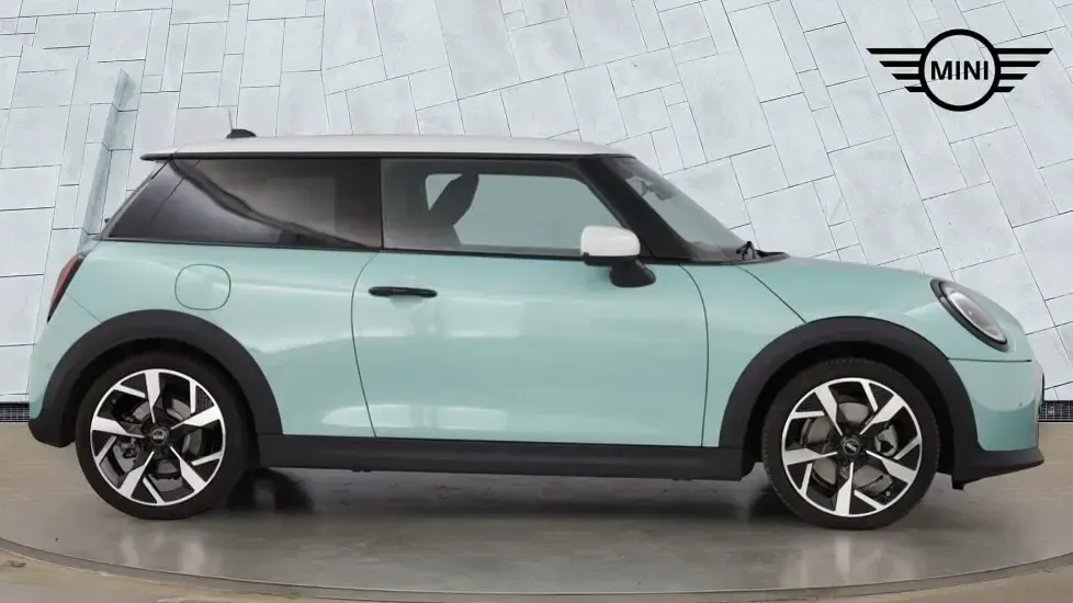 Usado Mini Cooper Hatch 154 HP (113 kW) 2024 Verde Citadino