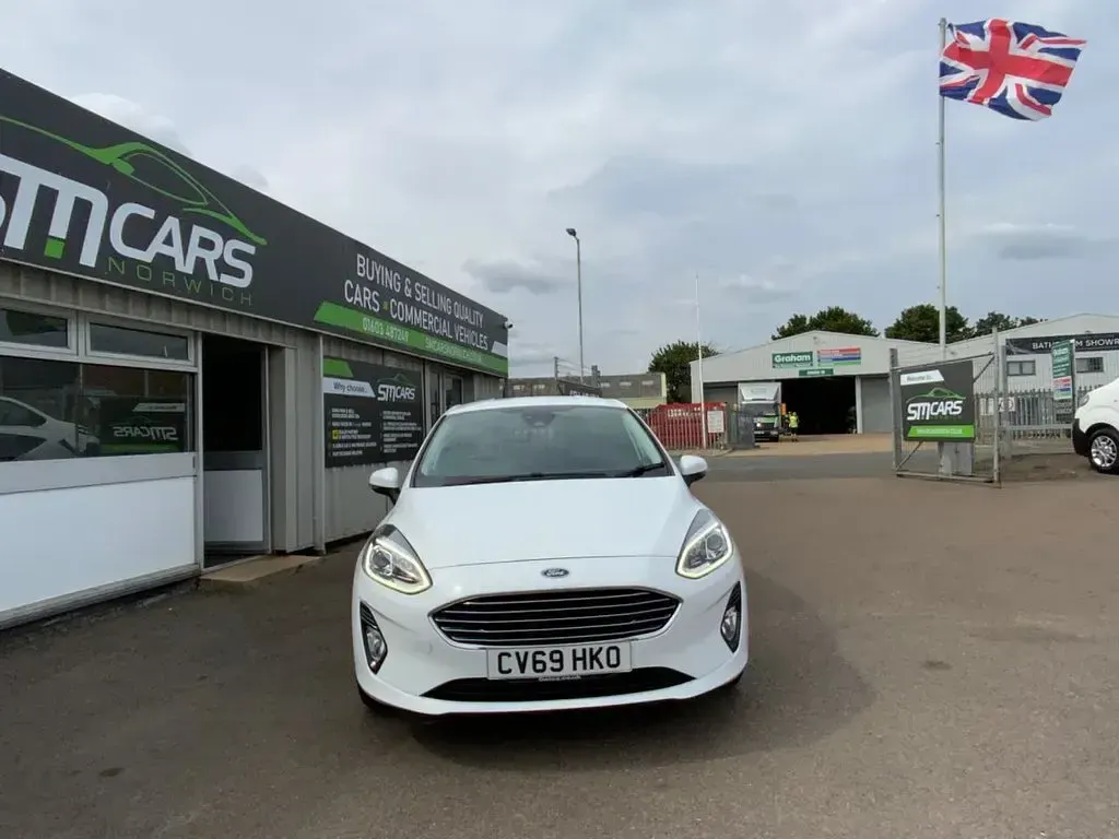 Used Ford Fiesta Titanium 100 HP (73 kW) 2019 White Hatchback