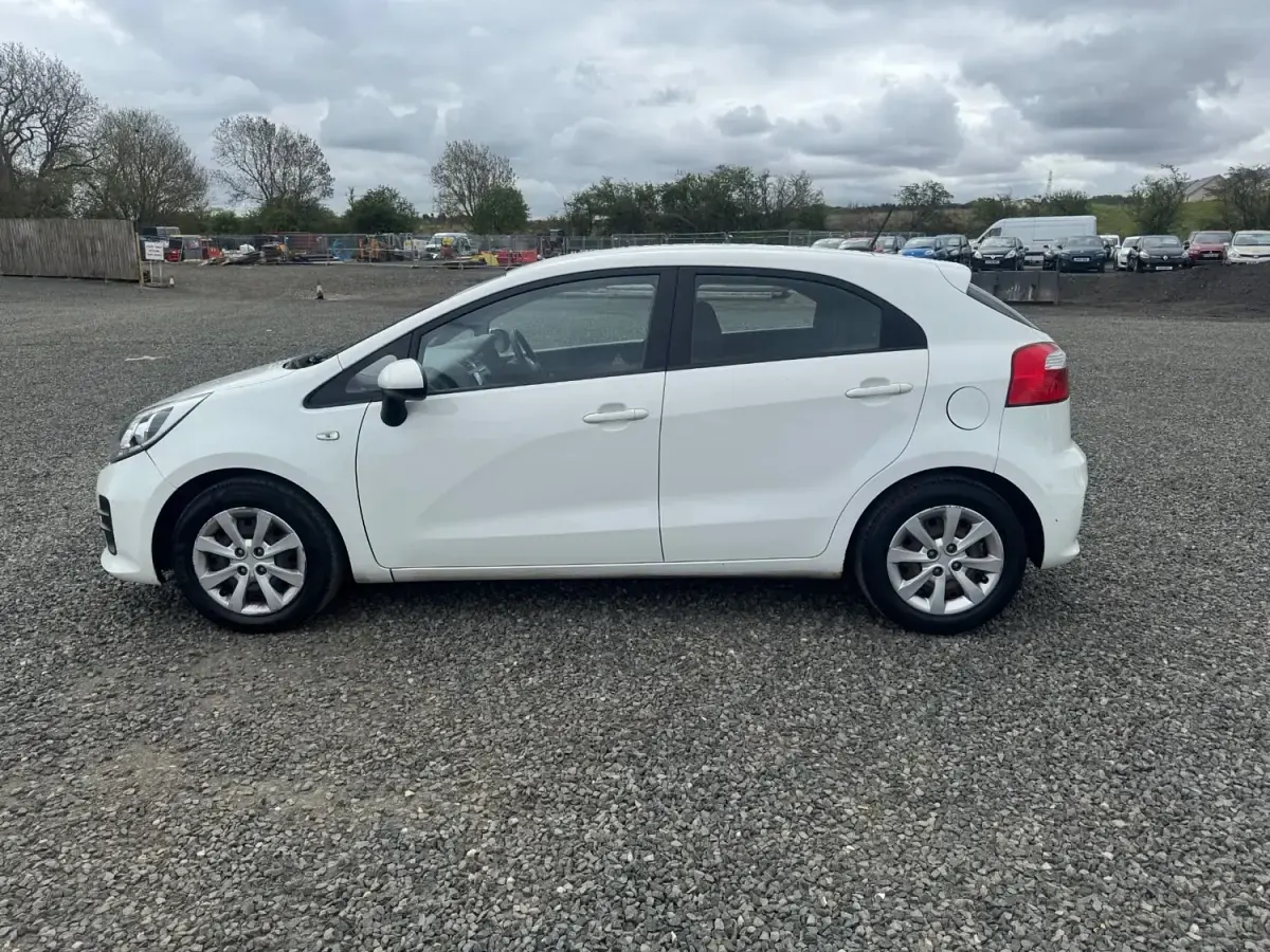 Usado Kia Rio Air 2015 Branco Citadino