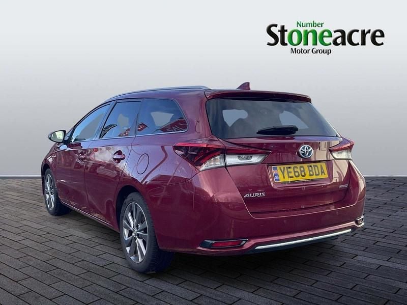 Used Toyota Auris Hybrid Sport 136 HP (100 kW) 2018 Red Estate
