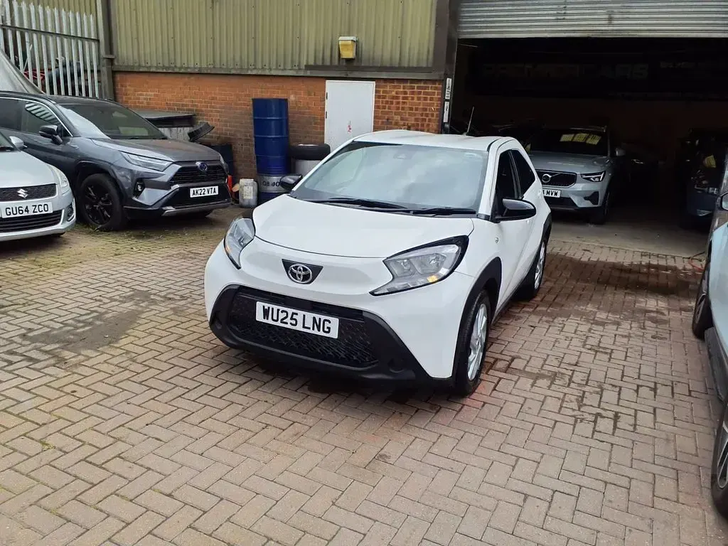 Used Toyota Aygo X PURE 72 HP (52 kW) 2025 White SUV