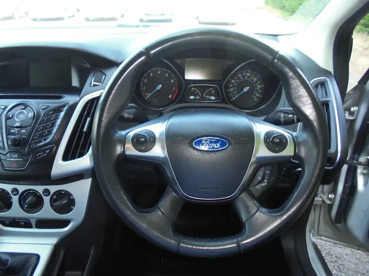 Used Ford Focus Zetec 125 HP (91 kW) 2012 Silver Hatchback