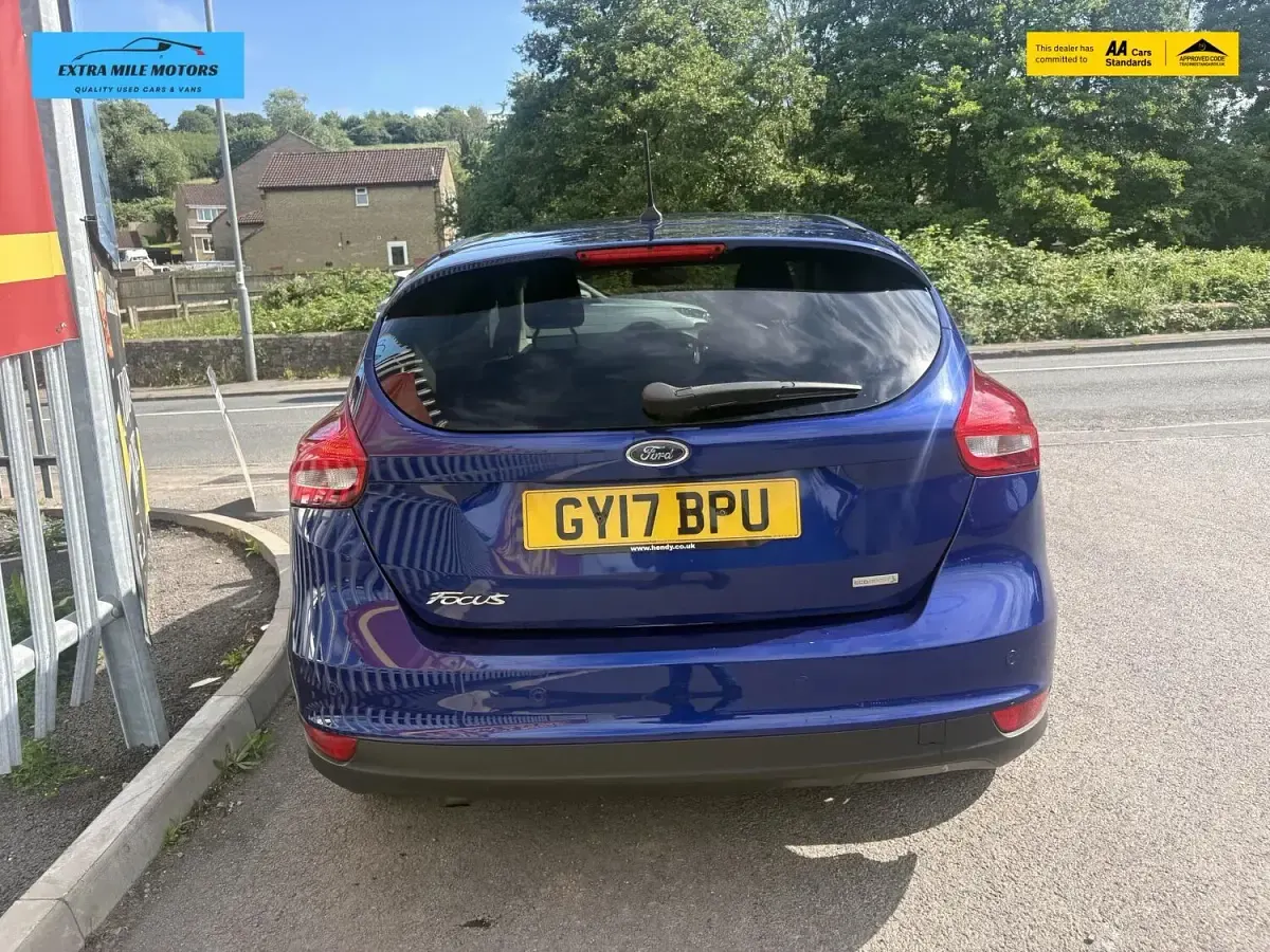 Used Ford Focus Zetec 125 HP (91 kW) 2017 Blue Hatchback