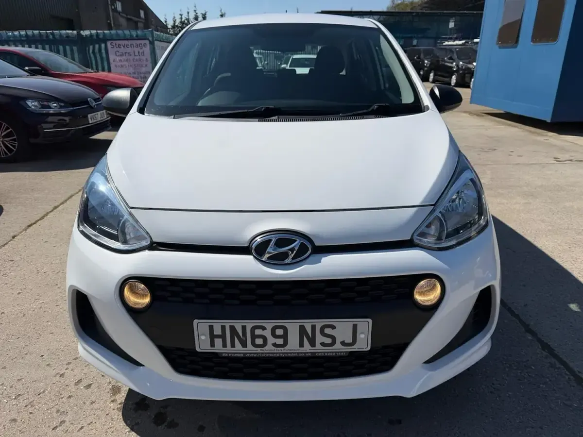 Used Hyundai i10 66 HP (48 kW) 2019 White Hatchback