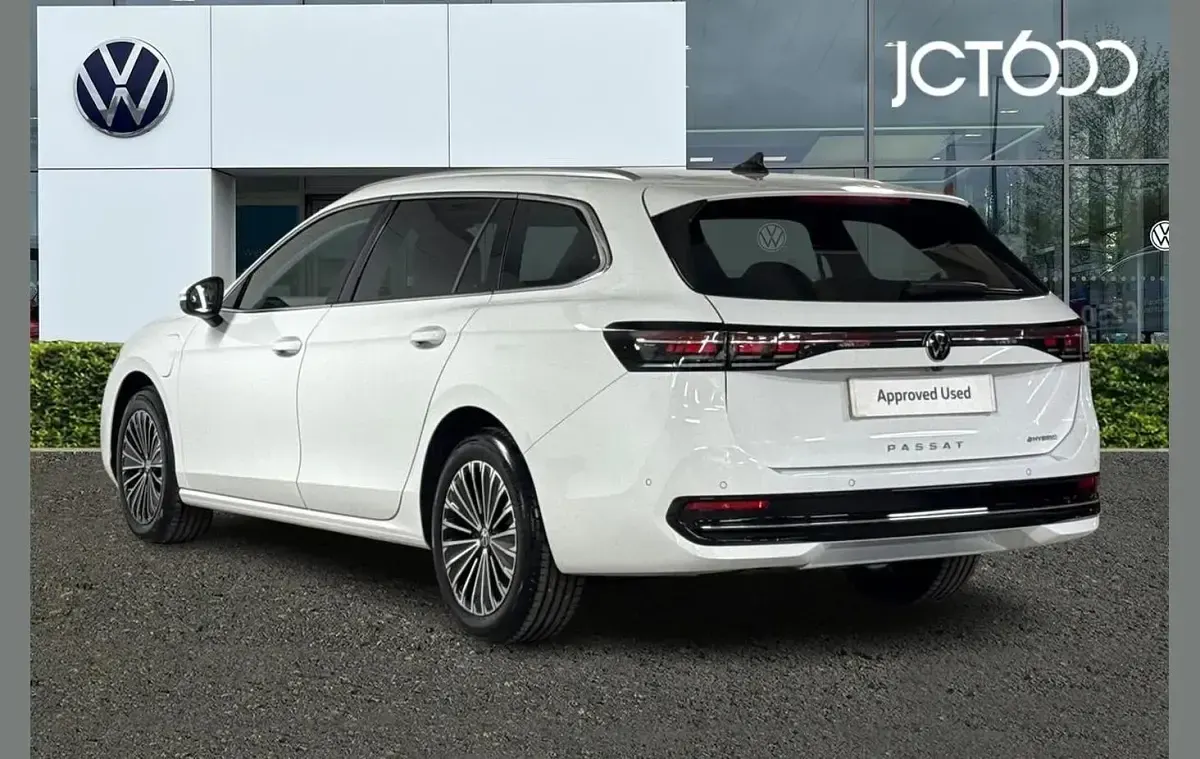 Used VW Passat Elegance 200 HP (147 kW) 2025 White Estate