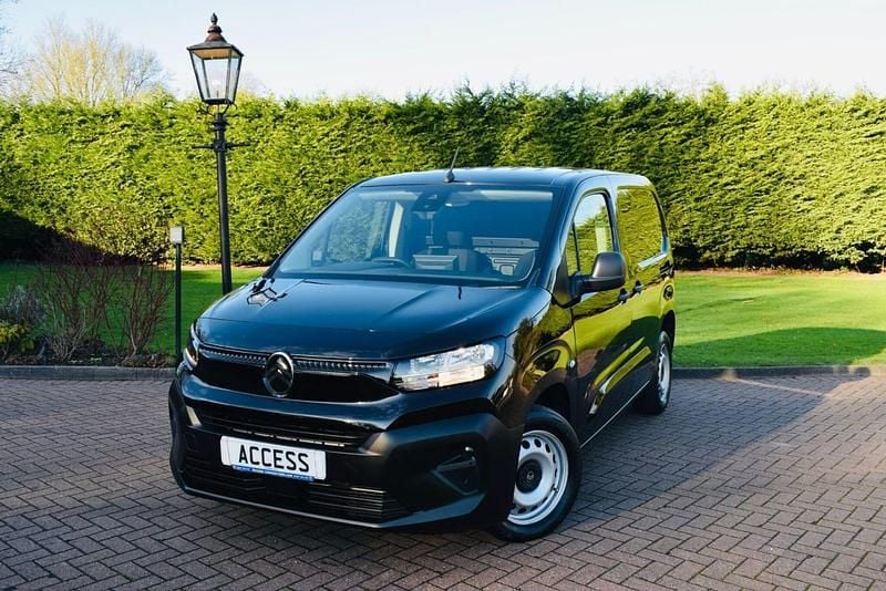 Used Citroën Berlingo 100 HP (73 kW) 2024 Black MPV