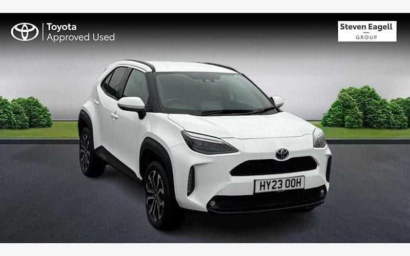 Used 2025 Toyota Yaris Hybrid Design Estate | £21,599 (Good price) - Image 1/3