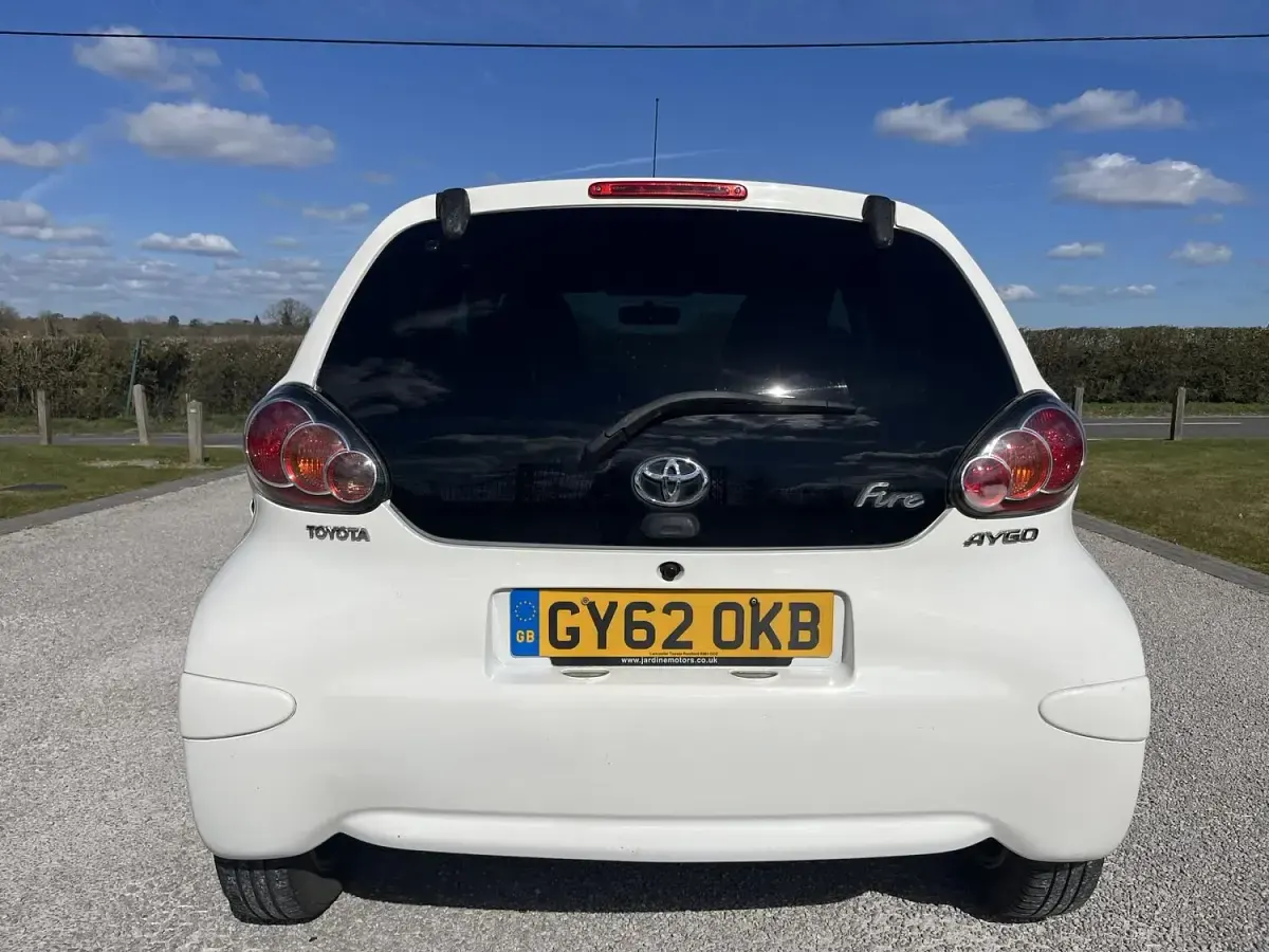 Used Toyota Aygo 67 HP (49 kW) 2012 White Hatchback
