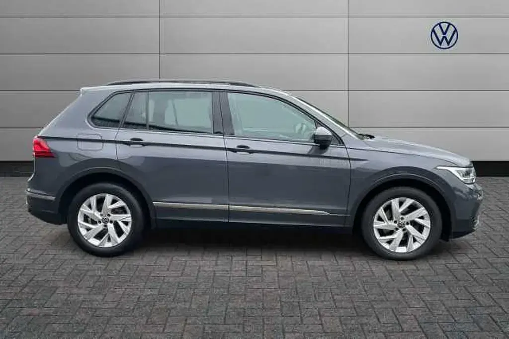 Usado VW Tiguan Life 150 HP (110 kW) 2021 Cinzento SUV