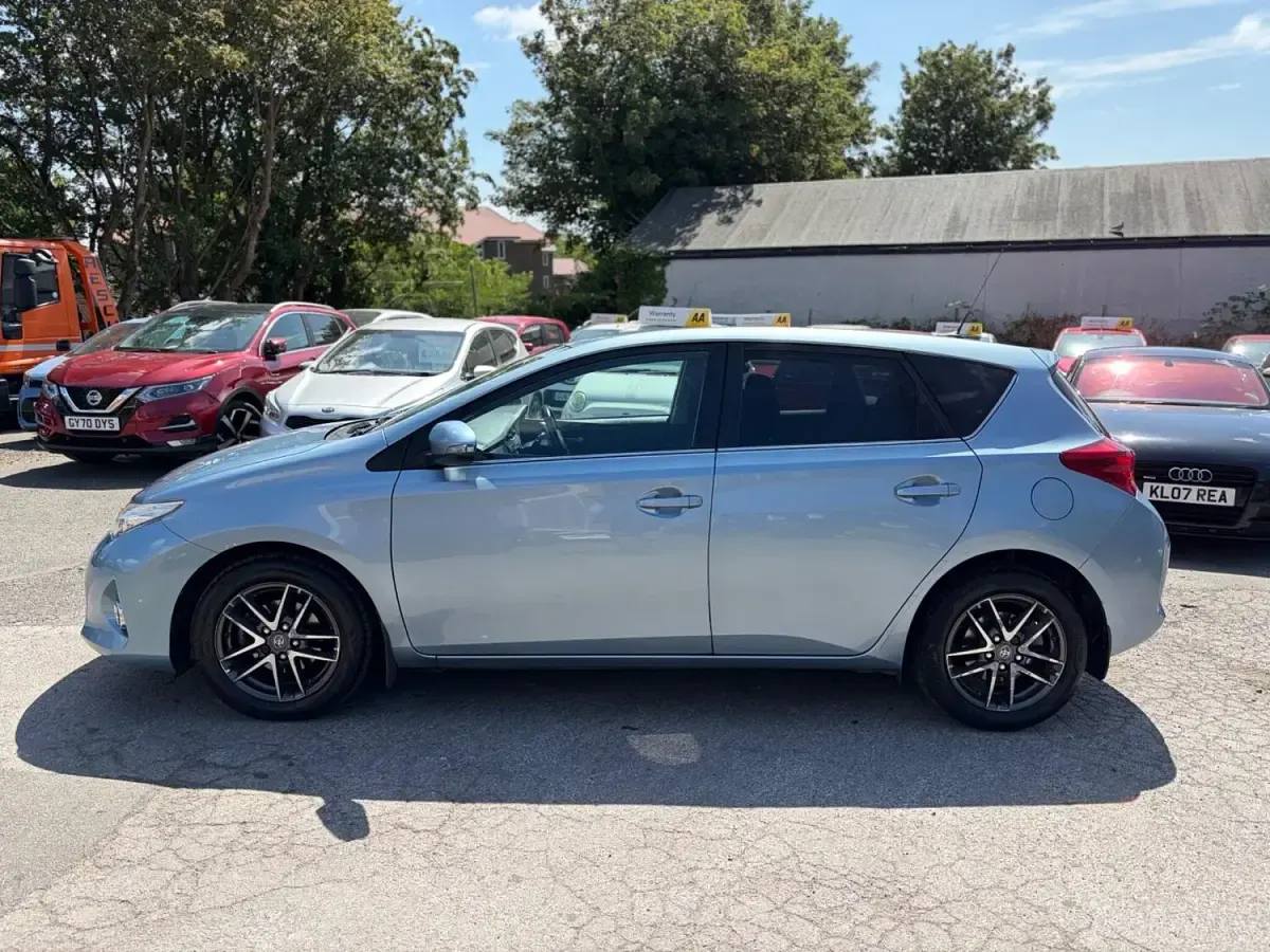 Used Toyota Auris 90 HP (66 kW) 2014 Blue Hatchback
