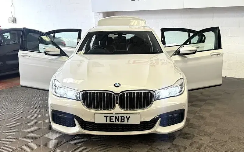 Used BMW 740 M Sport 320 HP (235 kW) 2017 White Sedan
