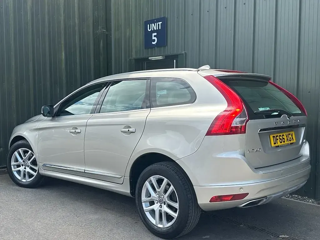 Used Volvo XC60 SE Lux 220 HP (161 kW) 2016 Gold SUV