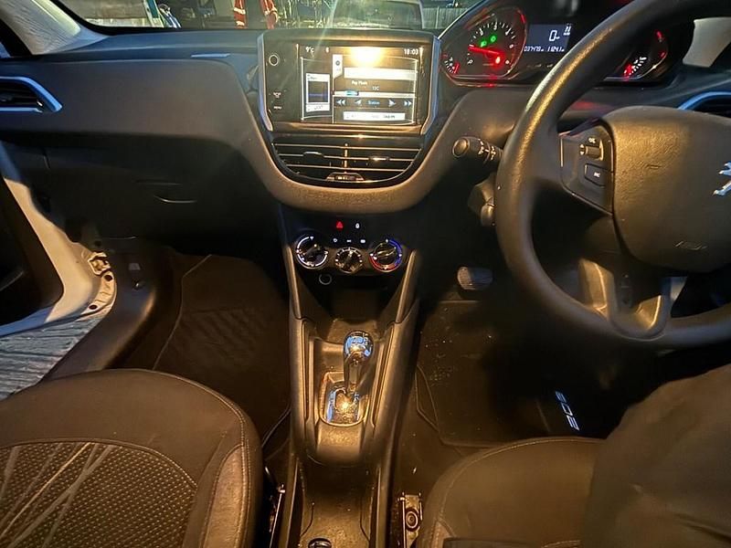 Used Peugeot 208 Active 68 HP (50 kW) 2013 White Hatchback