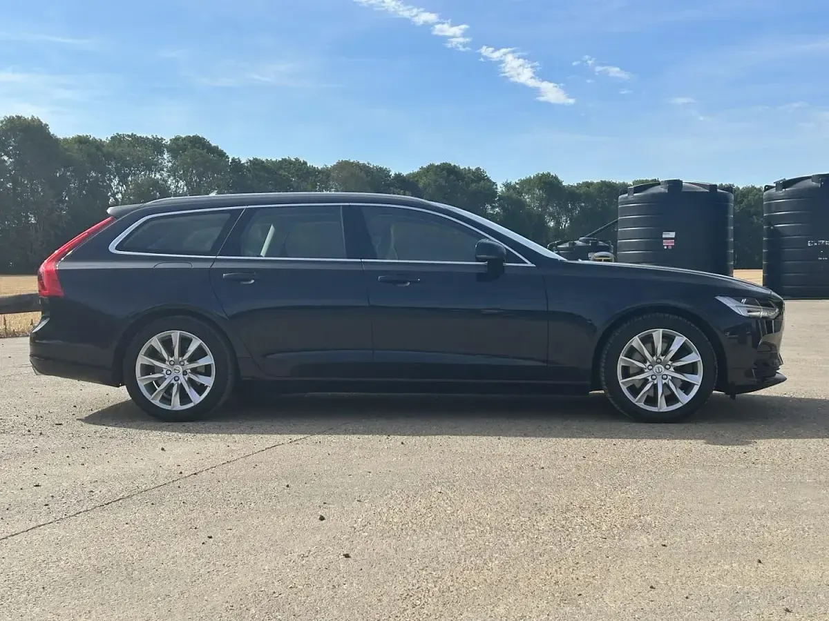 Used Volvo V90 Momentum 231 HP (169 kW) 2017 Blue Estate