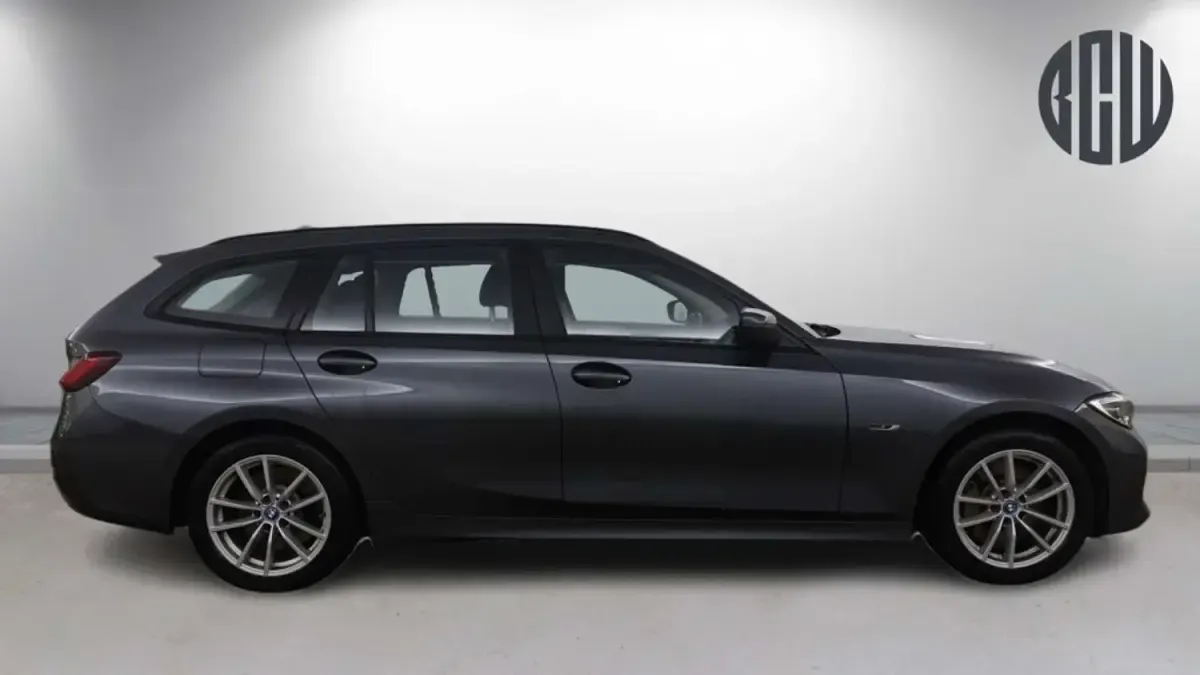 Begagnad BMW 330e 2022 Grå Kombi