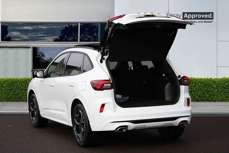 Usado Ford Kuga ST-Line X 183 HP (134 kW) 2025 Branco SUV