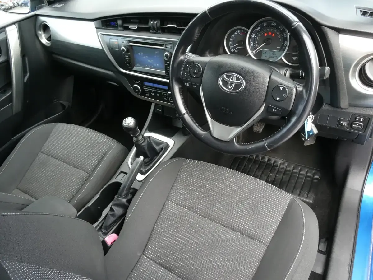 Used Toyota Auris 2015 Blue Hatchback