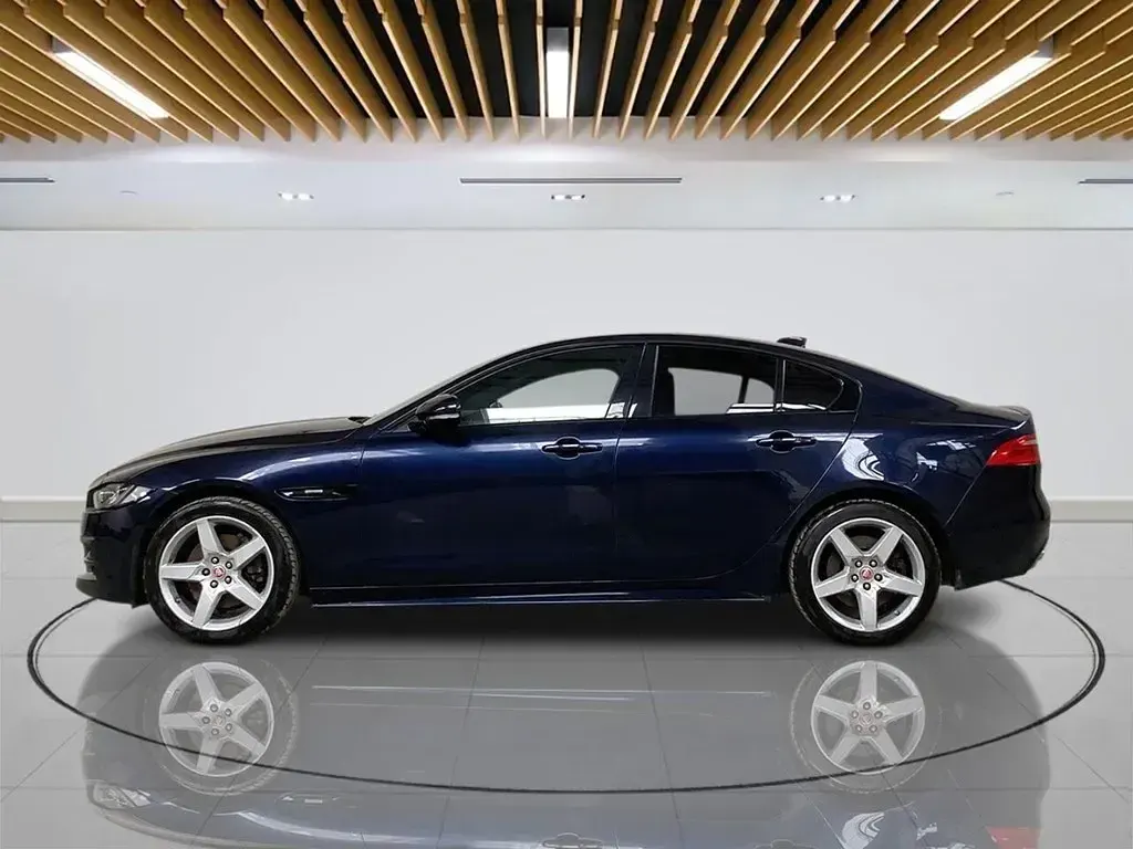 Używany Jaguar XE R-Sport 240 KM (176 kW) 2017 Niebieski Sedan/Limuzyna
