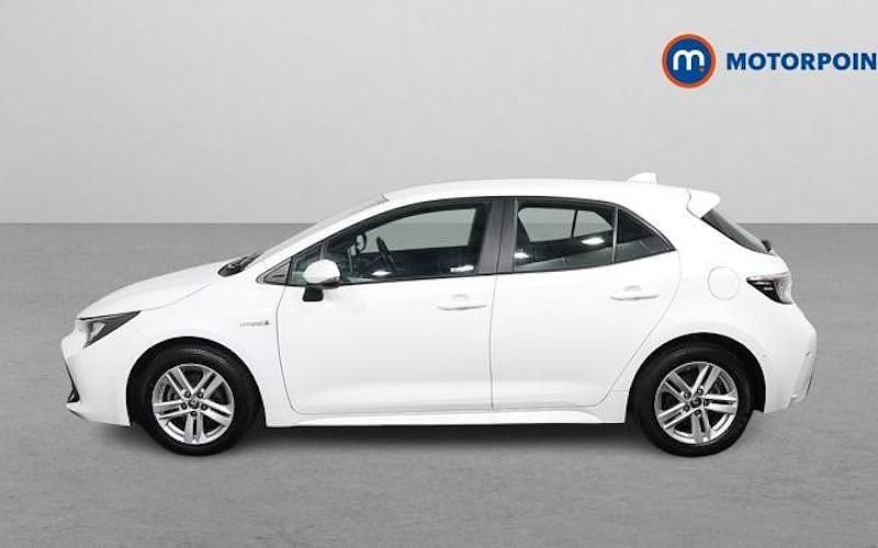 Used Toyota Corolla 122 HP (89 kW) 2021 White Hatchback