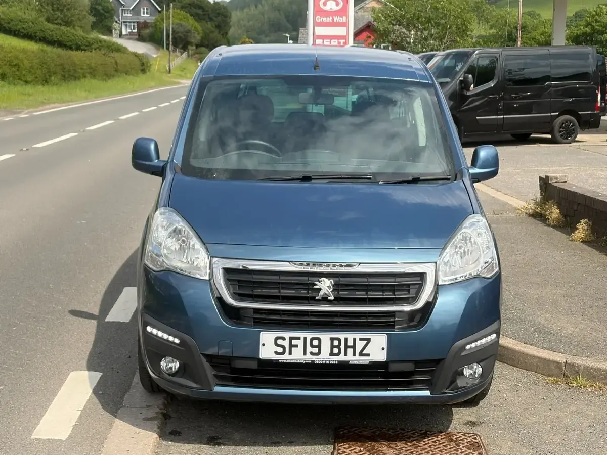 Used Peugeot Partner 2019 Blue MPV