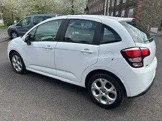 Begagnad Citroën C3 PureTech 2016 Vit Halvkombi