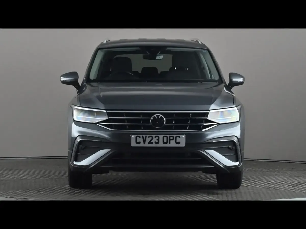 Begagnad VW Tiguan Life 2023 Grå SUV