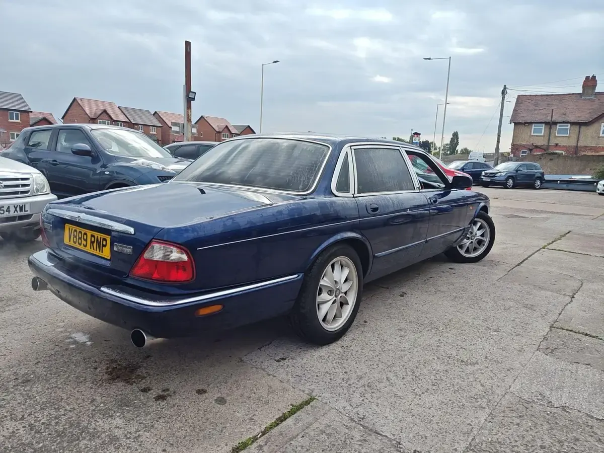 Second-hand Jaguar XJ Sovereign 284 CP (208 kW) 1999 Albastru Berlinǎ