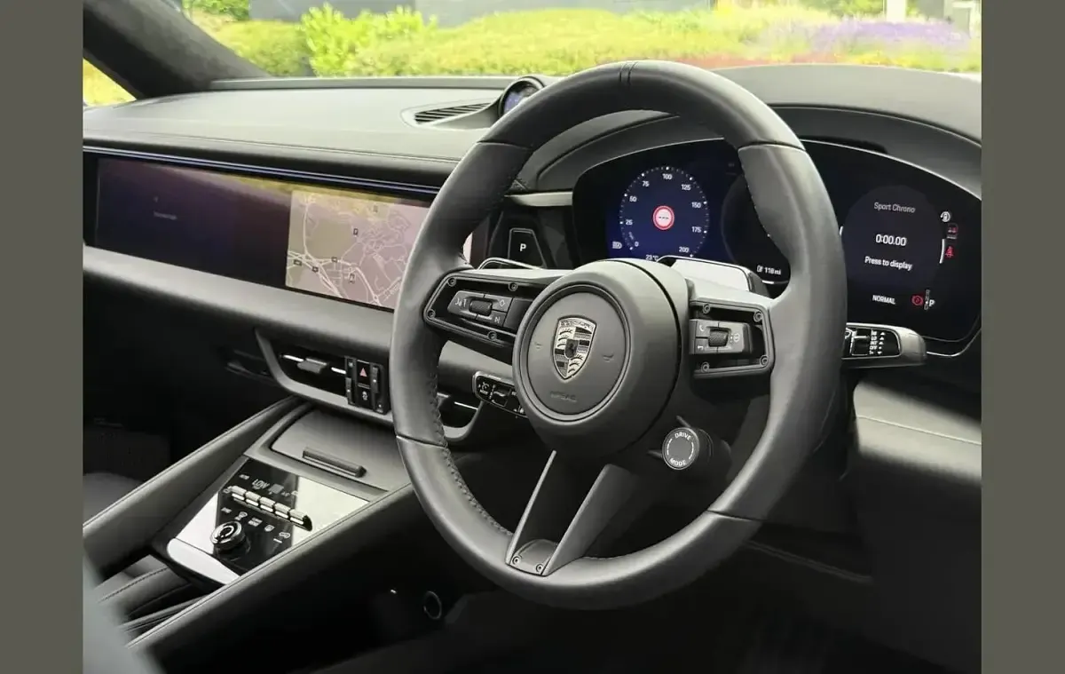 Used Porsche Macan 469 kW (639 HP) 2025 Black SUV
