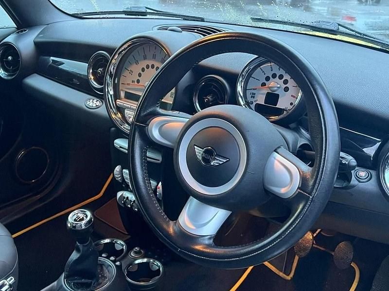 Używany Mini Cooper Cabriolet 122 KM (89 kW) 2010 Żółty Kabriolet