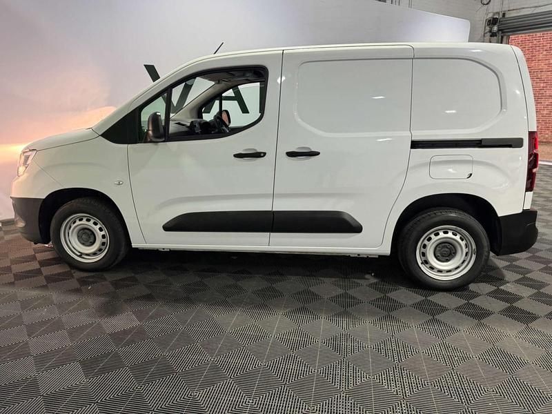 Used Vauxhall Combo 100 HP (73 kW) 2022 White MPV