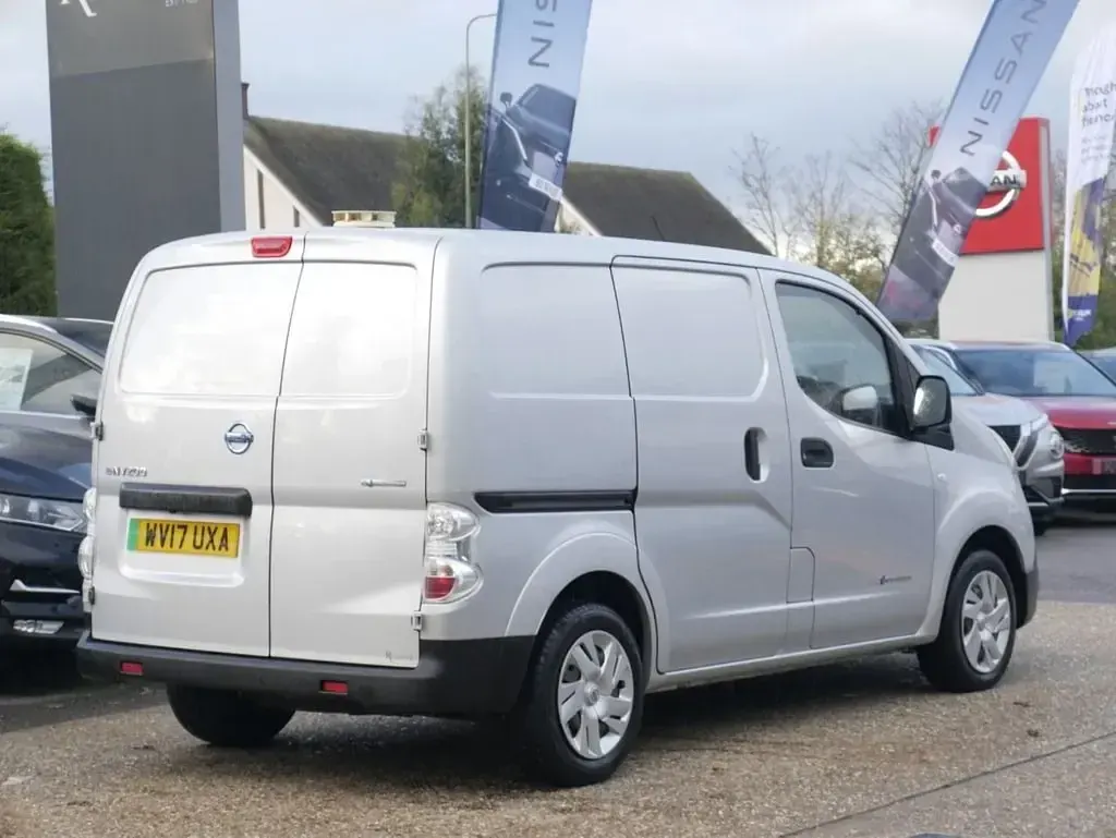 Begagnad Nissan e-NV200 Acenta 80 kW (109 HK) 2016 Silver Minibuss