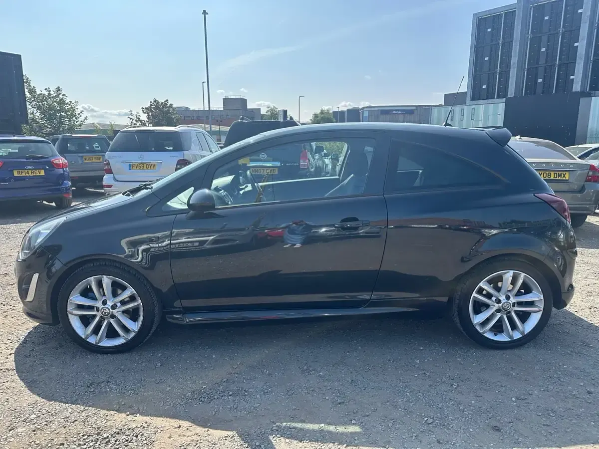 Usado Vauxhall Corsa Edition 100 HP (73 kW) 2014 Preto Citadino