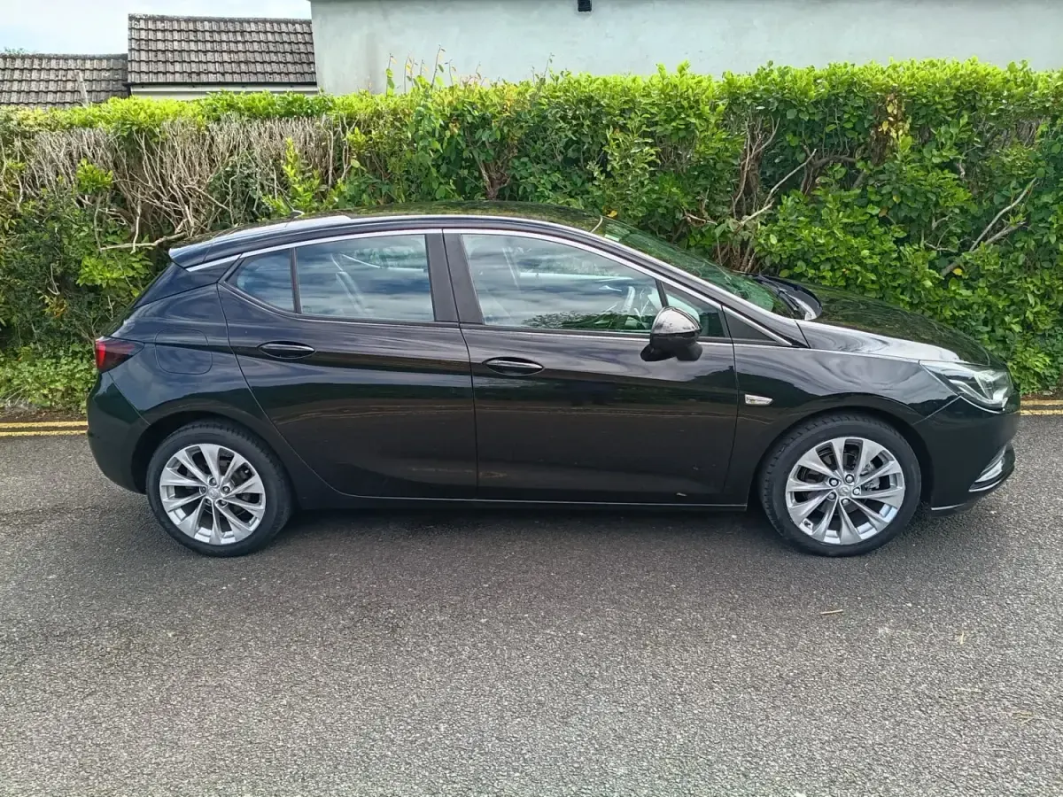 Second-hand Vauxhall Astra Design Edition 125 CP (91 kW) 2017 Negru Hatchback