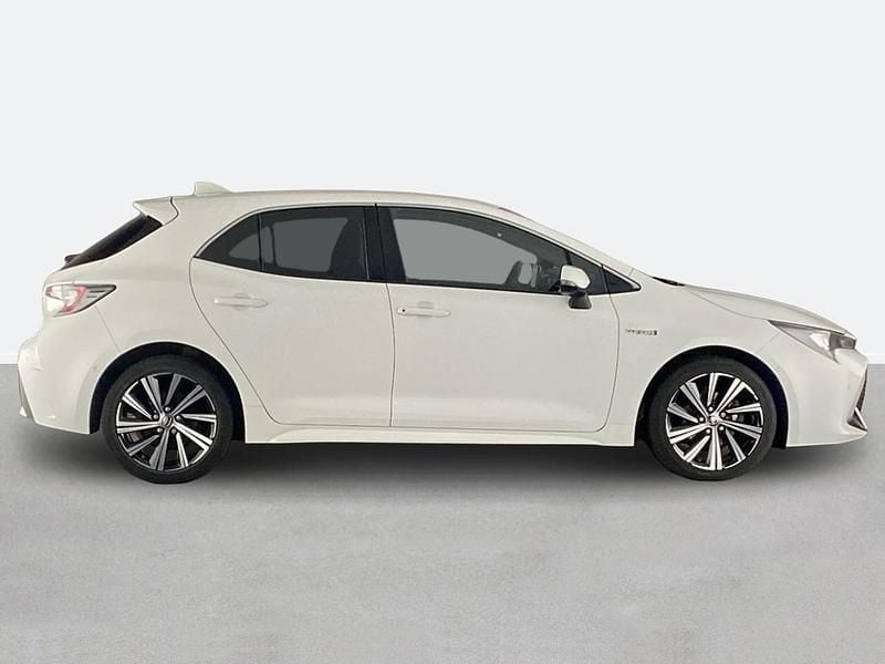Begagnad Toyota Corolla Design 122 HK (89 kW) 2021 Vit Halvkombi