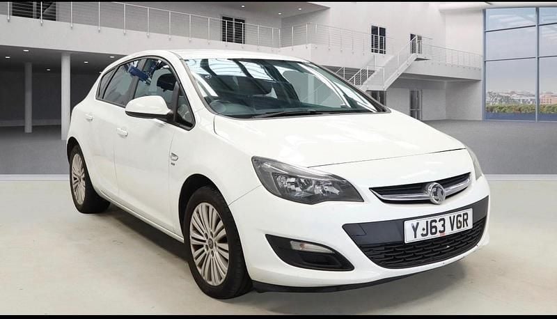 Used Vauxhall Astra 2013 White Hatchback