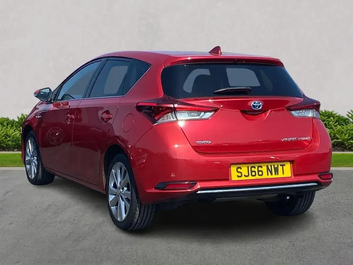 Used Toyota Auris Hybrid 2016 Red Hatchback