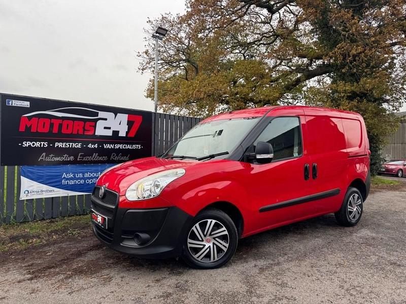 Begagnad Fiat Doblò 2013 Röd Minibuss