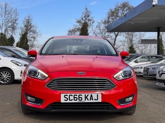 Used Ford Focus Titanium X 120 HP (88 kW) 2017 Red Hatchback