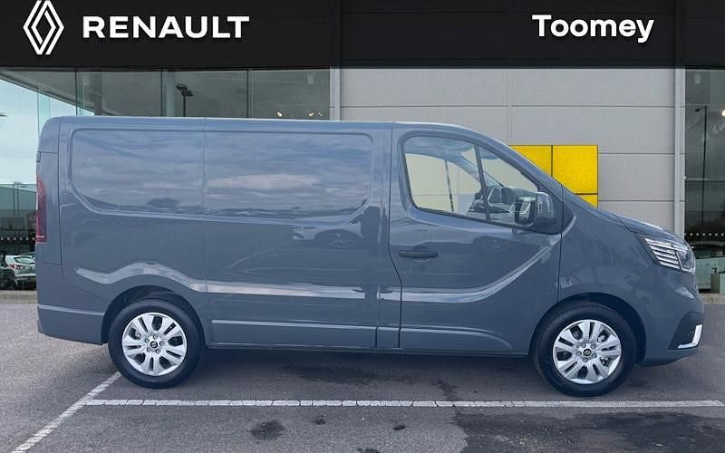 Usado Renault Trafic 150 HP (110 kW) 2025 Cinzento Monovolume