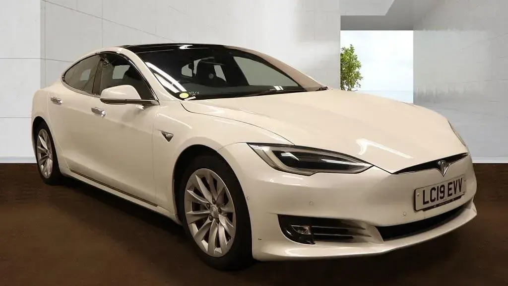 Used Tesla Model S 350 kW (476 HP) 2019 White Hatchback