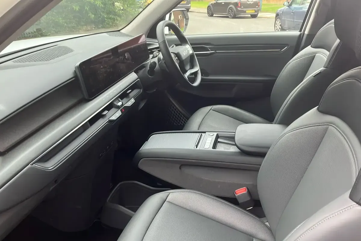 Used Kia EV9 Air 149 kW (203 HP) 2025 White SUV