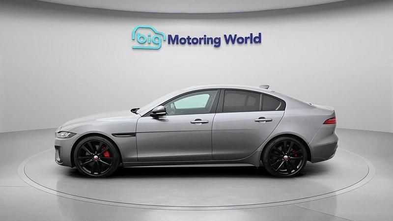 Usado Jaguar XE R-Dynamic 250 HP (183 kW) 2021 Cinzento Sedan
